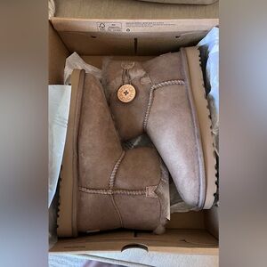 NWB UGG Bailey Button Mini in Toffee Color